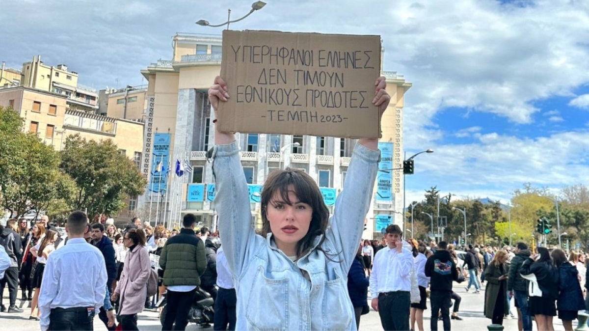Θεσσαλονίκη: Με πανό για τα Τέμπη παρέλασε η Ευδοκία Τσαγκλή, επιζήσασα του δυστυχήματος