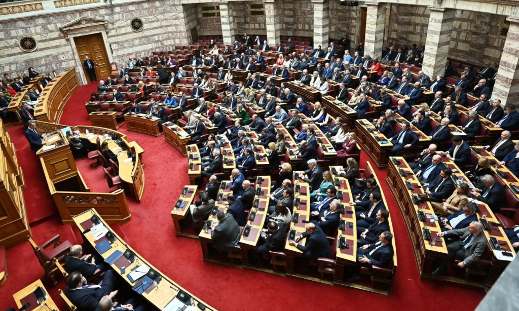 «Εκεχειρία» τέλος και στη Βουλή: Αρχίζουν οι μάχες για ΟΠΕΚΕΠΕ, κράτος δικαίου και... πτυχία