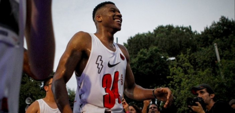 Ο “Greek Freak” δεν ξεχνά τα Σεπόλια – Μοίρασε χιλιάδες τρόφιμα στα «κρυφά»