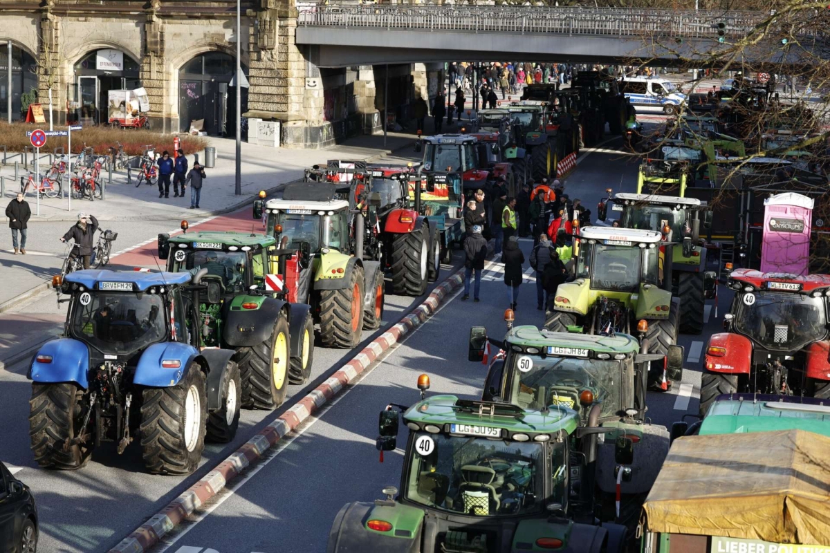 Γερμανία: Συγκέντρωση αγροτών με τρακτέρ στο Αμβούργο – Αποκλείστηκαν αιφνιδιαστικά είσοδοι του λιμανιού