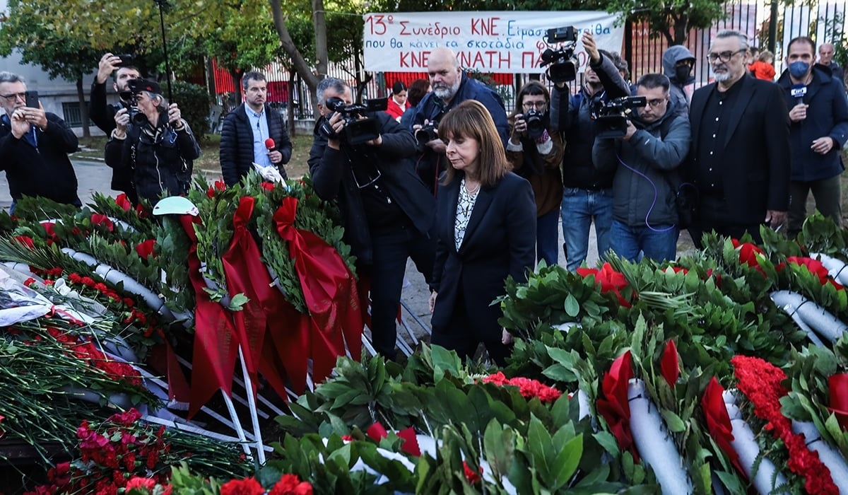 Της φώναζαν συνθήματα όταν κατέθετε το στεφάνι - Επίσκεψη 45 δευτερολέπτων από την ΠτΔ