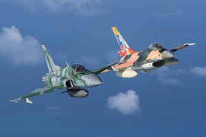 2 οπλισμένα F-16 της Αεροπορίας της Βενεζουέλας πραγματοποίησαν εικονικό βομβαρδισμό αντιτορπιλικού των ΗΠΑ
