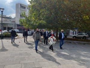 Κατέθεσε στεφάνι για το Πολυτεχνείο στην πλατεία Δημάδη ο ΣΥΡΙΖΑ