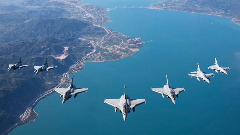 Εντυπωσιακό βίντεο από το κόκπιτ: Η πτήση των Rafale πάνω από τη Γέφυρα και το Αιγαίο