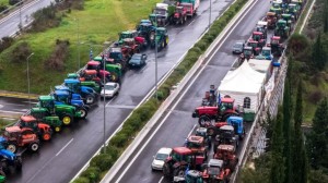 Αγρότες: Κλείνουν παραδρόμους για δύο ώρες στο μπλόκο του Μπράλου – Κλιμακώνονται οι κινητοποιήσεις