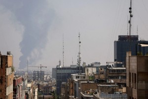 Το Ισραήλ βομβαρδίζει την ανατ. Τεχεράνη: Πλήγματα κοντά στο υπόγειο καταφύγιο του Χαμενεΐ
