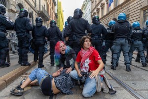 Μιλάνο: Νέα επεισόδια από κουκουλοφόρους – Έσπασαν καταστήματα και συγκρούστηκαν με την Αστυνομία