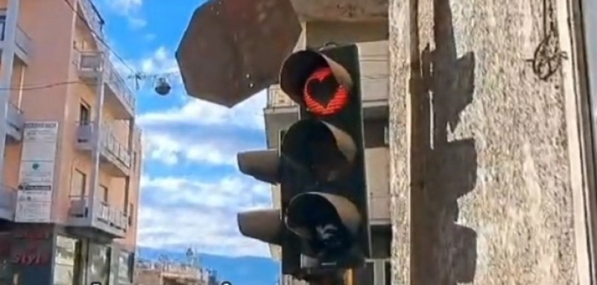 Λαμία: Άναψαν φανάρια- καρδιές για τη γιορτή του Αγίου Βαλεντίνου (vid)