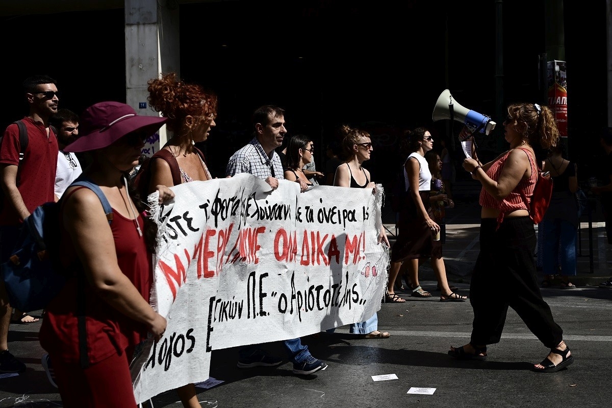 Συγκέντρωση της ΠΟΕ-ΟΤΑ έξω από τη γενική συνέλευση της ΚΕΔΕ με εργασιακά αιτήματα