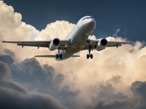 Αεροπλάνο απογειώθηκε το 2022 και προσγειώθηκε το… 2021!