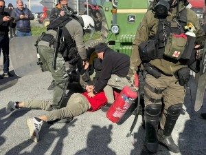 Κομμένη «στα δύο» η Ελλάδα από τα μπλόκα των αγροτών – Χημικά και συλλήψεις σε Νίκαια και Πλατύκαμπο