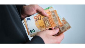 Ο πρόεδρος της Αρχής Πολιτικής Αεροπορίας έδωσε αναδρομικά στον… εαυτό του!