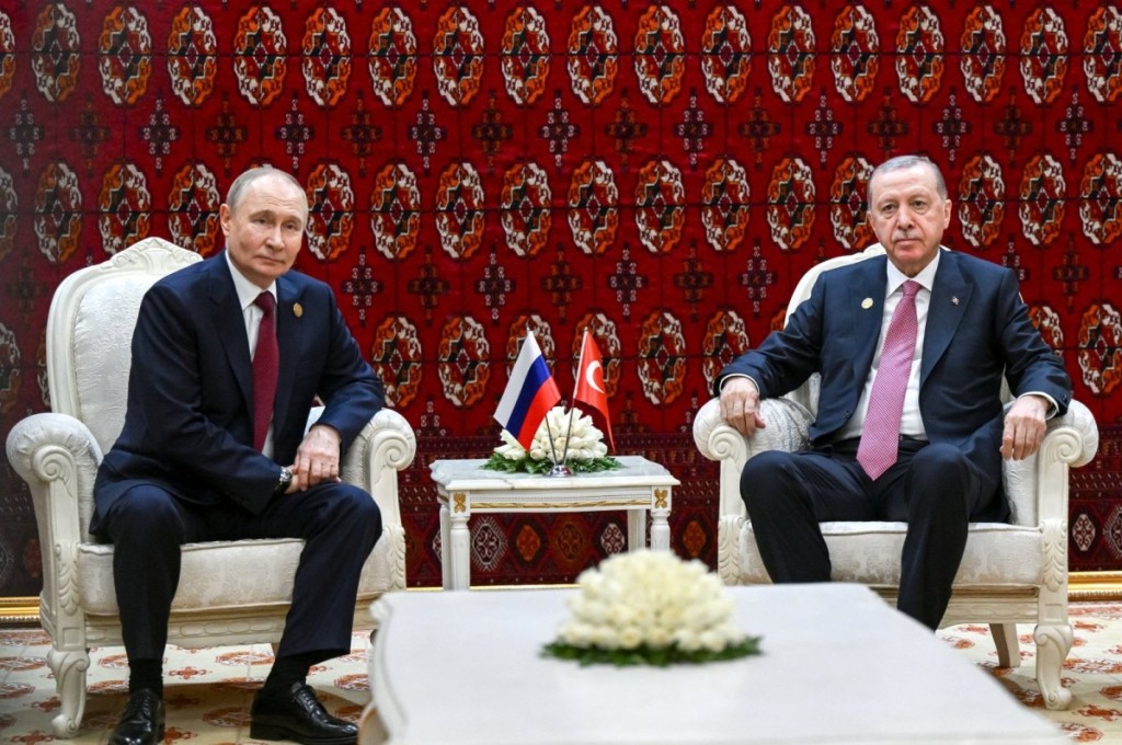 Τουρκμενιστάν: «Έξαλλος» ο πρωθυπουργός του Πακιστάν μπήκε στην αίθουσα όπου συναντιόντουσαν Πούτιν με Ερντογάν