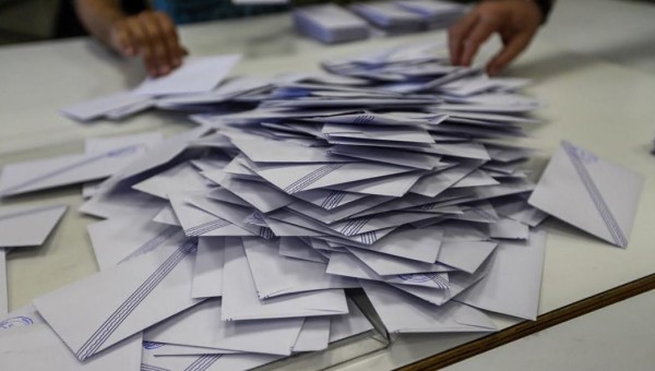 Τα δημοσκοπικά αποτελέσματα ανοίγουν ζήτημα εκλογικού νόμου στο Μαξίμου