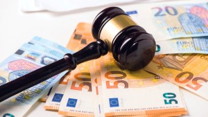 &quot;Τσεκούρι&quot; στους μισθούς 30 δικαστών για καθυστέρηση στην έκδοση αποφάσεων