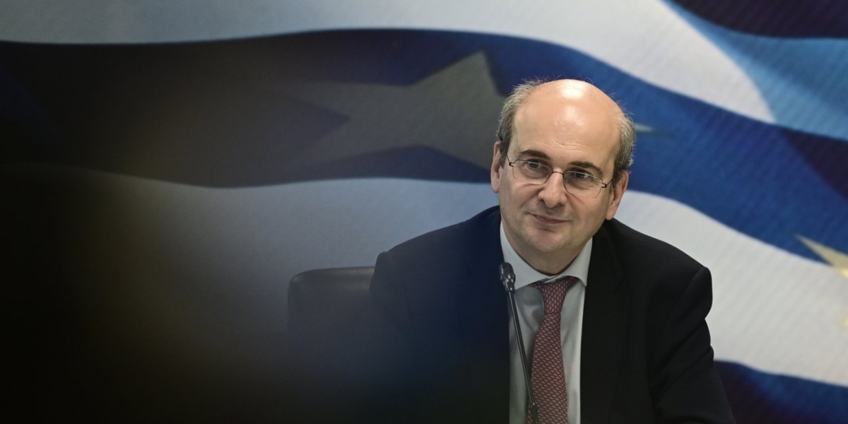 Χατζηδάκης: Το τέλος επιτηδεύματος θα μειωθεί στο μισό για όλους τους επαγγελματίες