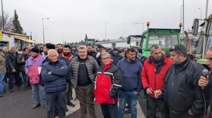 Οι αποφάσεις των αγροτών στη Νίκαια: Κλείνουν αύριο τις σήραγγες στα Τέμπη για τα φορτηγά