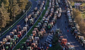 Στα άκρα οι σχέσεις της κυβέρνησης με την κοινωνία: Η αγροτική εξέγερση δεν θα σταματήσει εύκολα