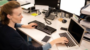 Η πρόταση κατάργησης μονιμότητας στο Δημόσιο επαναφέρει εποχές «πλατείας Κλαυθμώνος»