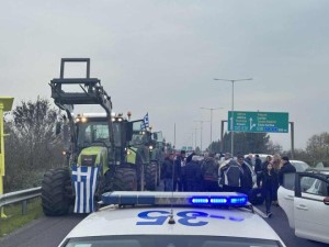 Μπλόκα αγροτών: Έκλεισε η εθνική οδός στις σήραγγες για τα Τέμπη