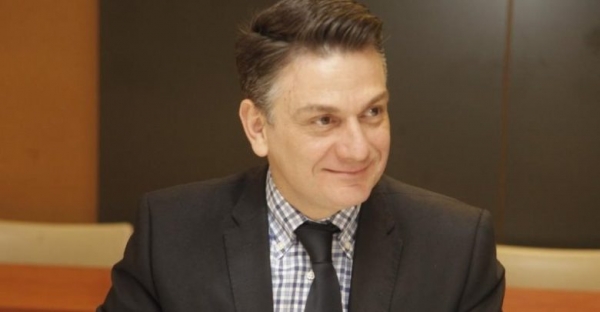 Θάνος Μωραΐτης: «Σε λίγο θα πουν ότι για το σκάνδαλο Novartis φταίει ένας περιπτεράς κι ένας δερματολόγος από τα Γρεβενά» (video)