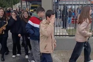 Αμύνταιο: Oι μαθητές αρνήθηκαν να πουν τα κάλαντα στον Α.Γεωργιάδη και στήριξαν τους αγρότες γονείς τους στα μπλόκα