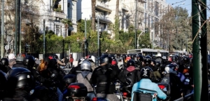 Μοτοπορεία διανομέων για τον 23χρονο – θύμα του τροχαίου στη Βουλή (ΦΩΤΟ-VIDEO)