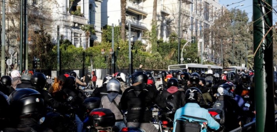 Μοτοπορεία διανομέων για τον 23χρονο – θύμα του τροχαίου στη Βουλή (ΦΩΤΟ-VIDEO)