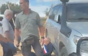 Δυτική Όχθη: H στιγμή που Ισραηλινοί έποικοι επιτίθενται σε Ευρωπαίους διπλωμάτες – Δείτε βίντεο