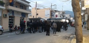 Διαμαρτυρία πολιτών έξω από το γραφείο του Χ.Τριαντόπουλου στο Βόλο (φωτο)