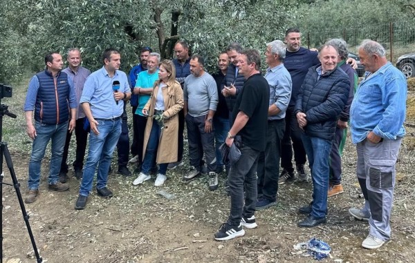 Η Χριστίνα Σταρακά δίπλα στους πληγέντες από τη χαλαζόπτωση αγρότες στη Σταμνά – Ζητά άμεσα μέτρα στήριξης