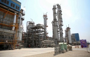 Το Ιράν θα πλήξει τις επόμενες ώρες τις εγκαταστάσεις πετρελαίου σε Σαουδική Αραβία, ΗΑΕ και Κατάρ: «Φύγετε άμεσα»