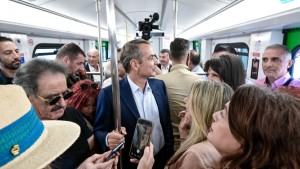 Ο Μητσοτάκης πήρε τον Ηλεκτρικό: Έκανε δρομολόγιο με τον πρώτο συρμό που εκσυγχρονίστηκε, μίλησε με επιβάτες και τουρίστες