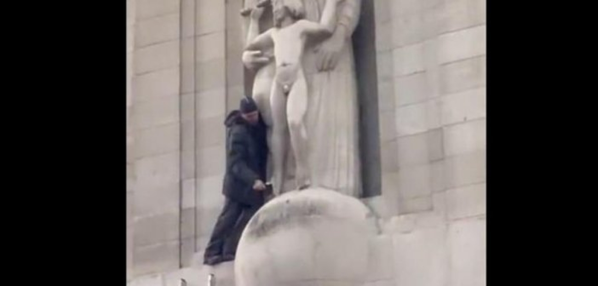 Άνδρας σκαρφάλωσε στο Ραδιομέγαρο του BBC για να καταστρέψει γλυπτό παιδόφιλου