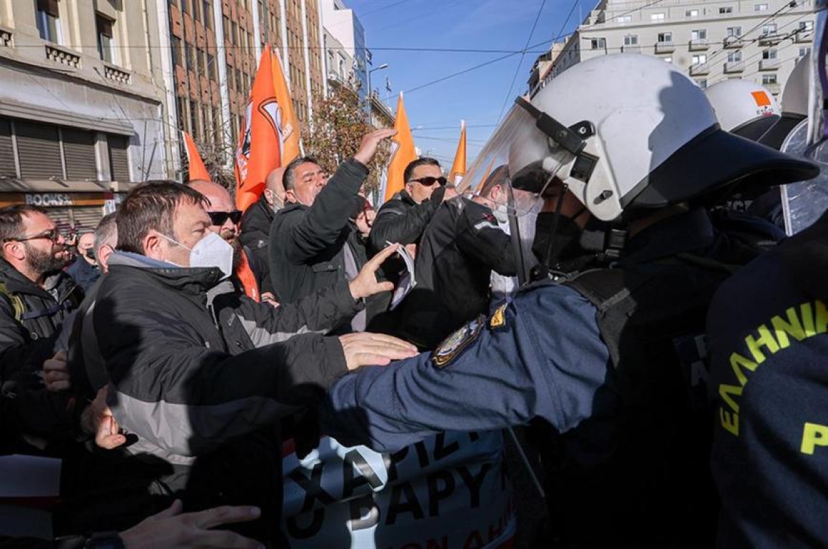 (Βίντεο) Επεισόδια και χημικά στη συγκέντρωση της ΠΟΕ-ΟΤΑ και ΠΟΕΔΗΝ