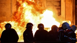 Ξεφεύγουν τα πράγματα στην Αλβανία: Έκαψαν το Ανώτατο Δικαστήριο – «Τα έργα σου Κούσνερ» (βίντεο)