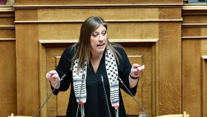 Ζωή Κωνσταντοπούλου: Πήγε στη Βουλή με παλαιστινιακή «μαντίλα»