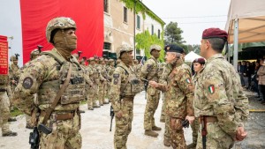 Ο Στρατος στους δρομους Βίντεο: Ιταλοί αλεξιπτωτιστές περιπολούν στο Μιλάνο - Δεν πέφτει βελόνα