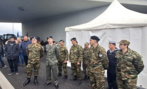 Πρωτοφανές: Ομάδες στρατιωτών ενώνονται με τους εξεγερμένους αγρότες!