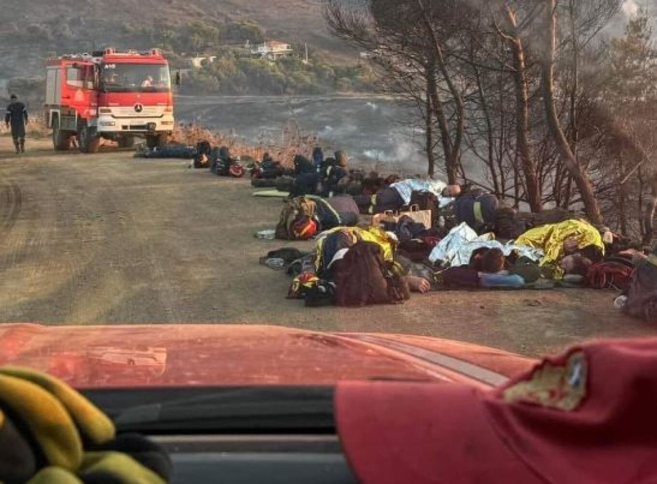 Φωτιά στην Κερατέα: Εξαντλημένοι πυροσβέστες ξαπλωμένοι στο χώμα για να ξεκουραστούν