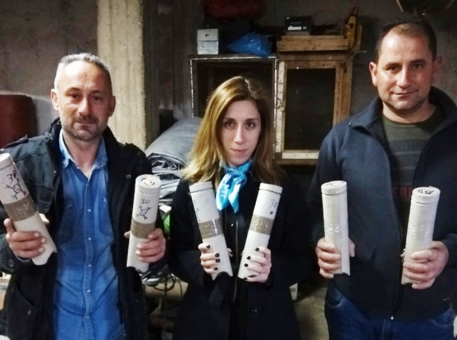 Οι υποψήφιοι δημοτικοί σύμβουλοι Γιώτα Μπουμπούλη και Σπύρος Σελιμάς  στον χώρο παραγωγής των Χαλκουνιών