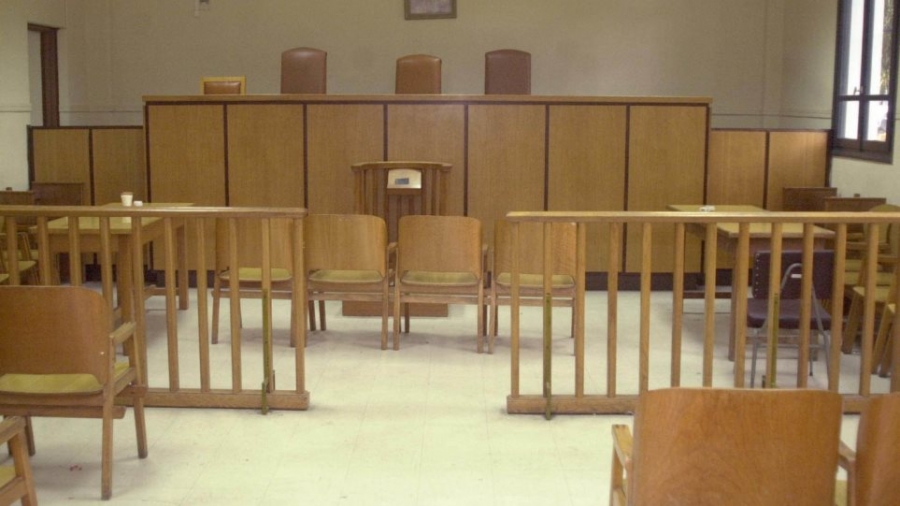 Καρπενήσι: Στο εδώλιο 80χρονη γιατί δεν είχε κόψει τα νύχια στο γαϊδούρι της