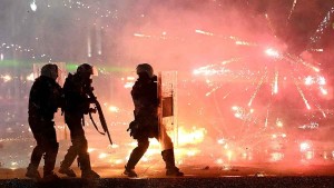 Οι Αλβανοί δεν αστειεύονται: Απειλούν ότι θα κάψουν το υπουργείο Παιδείας – Δείτε βίντεο