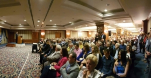 Πλήθος κόσμου στην συγκέντρωση του δημάρχου Θέρμου  Σπύρου Κωνσταντάρα στην Αθήνα