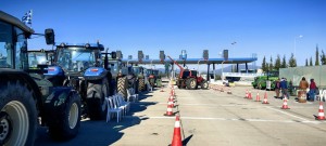 Πρωτοχρονιά στα μπλόκα οι αγρότες – «Mπλακ άουτ» στην Ιόνια Οδό