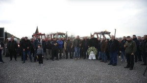 Αγρότες άφησαν τα μπλόκα και πήγαν με τα τρακτέρ τους στα Τέμπη για να αφήσουν λουλούδια