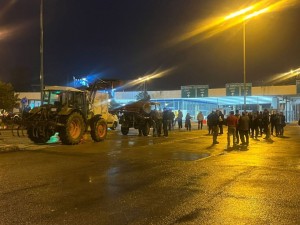 Κλειστός για τα φορτηγά λόγω αγροτικών μπλόκων ο δρόμος σε Ευζώνους και Προμαχώνα, ελεύθερη η διέλευση στο τελωνείο Νίκης