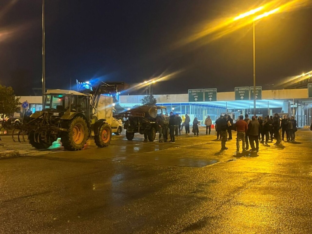 Κλειστός για τα φορτηγά λόγω αγροτικών μπλόκων ο δρόμος σε Ευζώνους και Προμαχώνα, ελεύθερη η διέλευση στο τελωνείο Νίκης