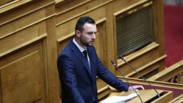 Κωνσταντίνος Φλώρος: Άνοιξε πανό για τα Τέμπη εντός της Βουλής (φωτο)