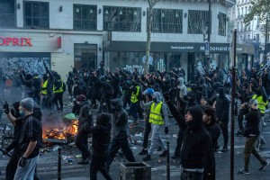 Σοκ στη Γαλλια Σενεγαλέζοι ξεγύμνωσαν ηλικιωμένο ζευγάρι στη μέση του δρόμου!